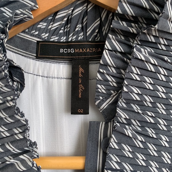 BCBG dress. Ruffle collar. Pleated skirt with pockets. - Picture 3 of 7